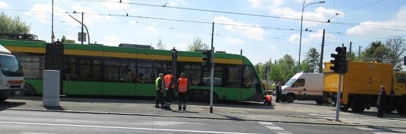 Wykolejony tramwaj blokował przejazd Królowej Jadwigi