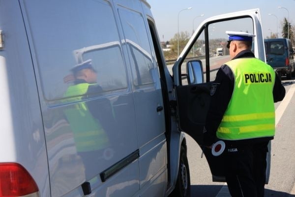 Grójeccy policjanci prowadzili kontrole na krajowej trasie numer 50  w Słomczynie. 