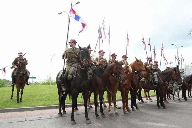 Uroczysta defilada kawalerii z okazji wmurowania kamienia węgielnego pod pomnik 10. Pułku Ułanów Litewskich