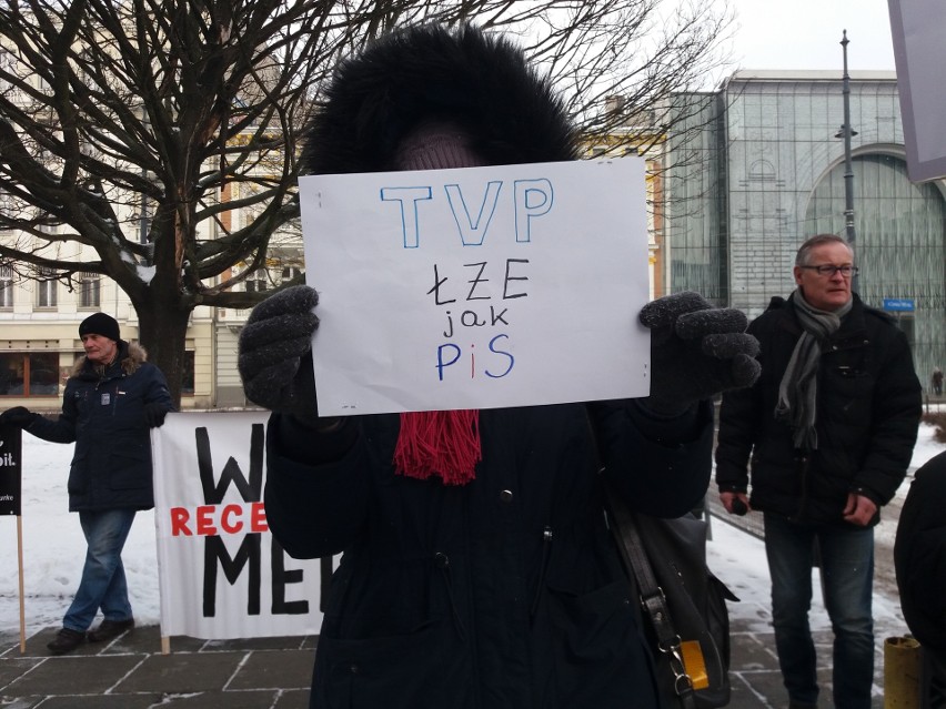 Protest w obronie wolności słowa przed siedzibą łódzkiej TVP