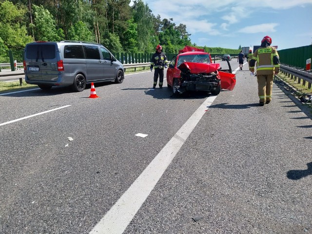 Wypadek w Głuchowie, pod Grójcem. Na „siódemce” zderzył się samochód osobowy z ciężarówką.