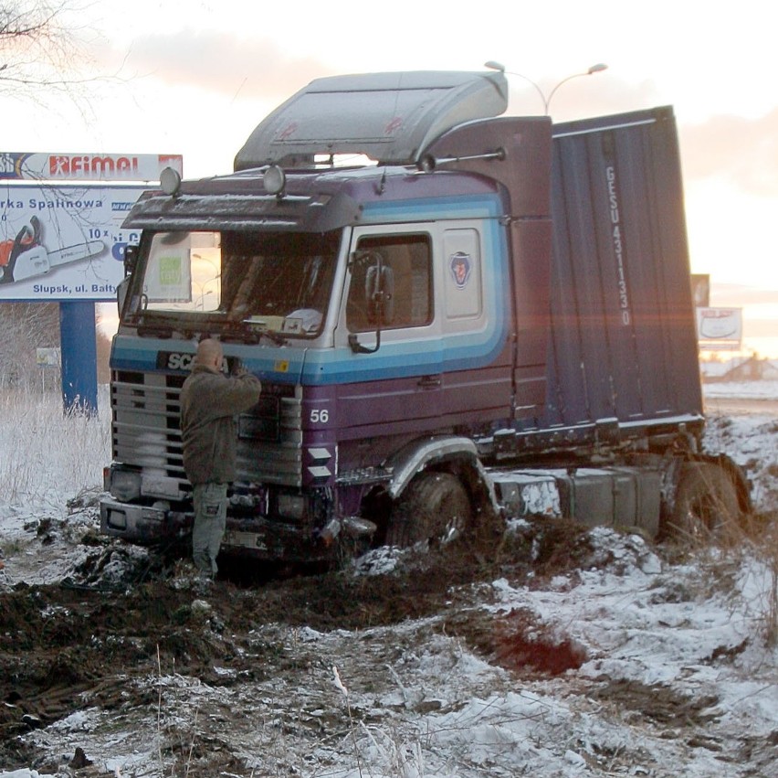 Ciężarówka, która wpadła do rowu w Redzikowie koło Słupska.