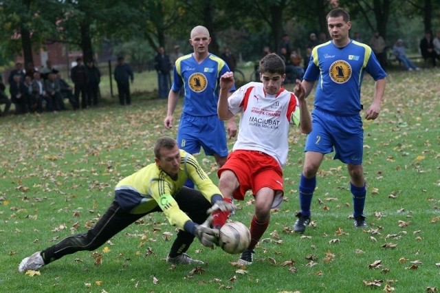 W Skowierzynie piłkarze Słowianina Grębów przegrali z tarnobrzeskim Mokrzyszowem (niebieskie koszulki) 0:1