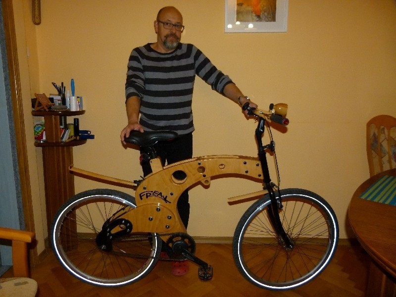 Pan Grzegorz złożył swój rower w niewielkim mieszkaniu w...