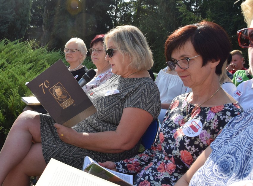 Narodowe Czytanie 2018 w Zwoleniu. Aż 100 osób przeczytało fragmenty "Przedwiośnia" Stefana Żeromskiego w ogrodach bilblioteki