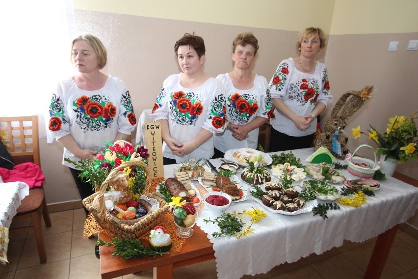 Tradycyjne regionalne śniadanie wielkanocne u kobiet w Słomianej