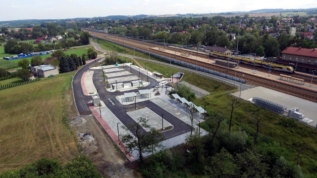 Parking typu P&R (120 miejsc) po północnej stronie stacji kolejowej w Podłężu jest gotowy od blisko dwóch miesięcy. Jednak na jego otwarcie trzeba poczekać co najmniej do końca października br.