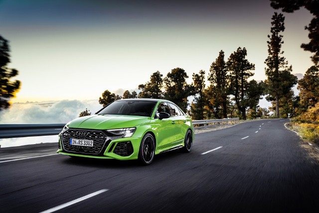 Audi RS 3 Nowe Audi RS3 oferowane będzie w dwóch wersjach nadwoziowych – RS3 Sportback i RS3 sedan. Nie będzie wersji hybrydowej czy diesla - tylko wariant benzynowy. Fot. Audi