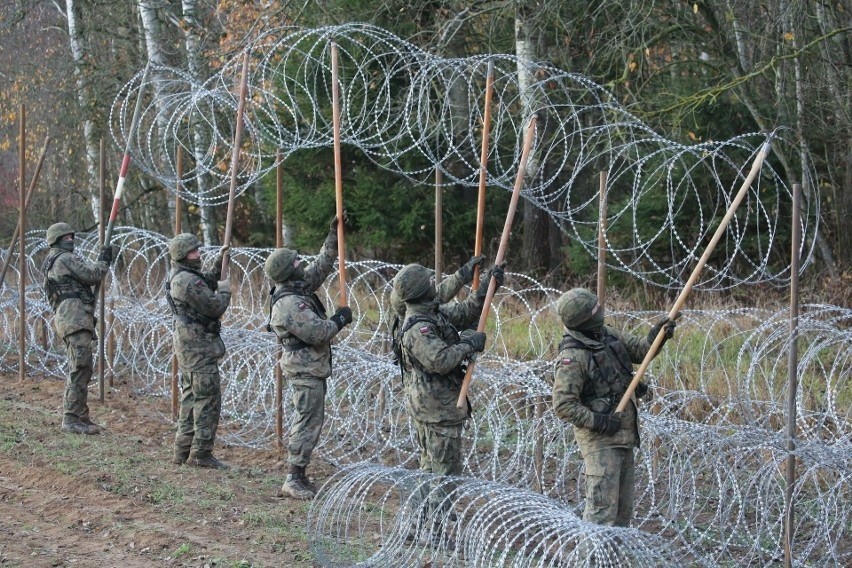 Żołnierze budują zaporę na granicy Polski z Rosją