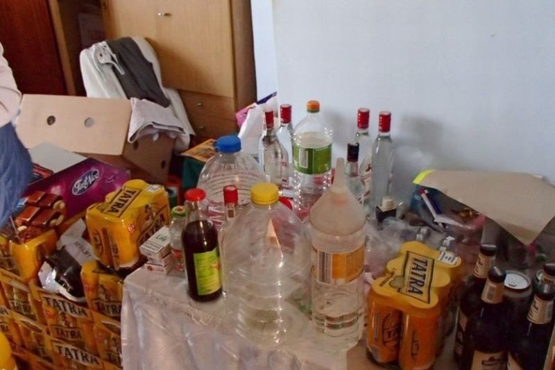 Szczuczyn i Stoczek. "Domowy sklepik": Nielegalny alkohol, 660 puszek piwa, 200 butelek wódki
