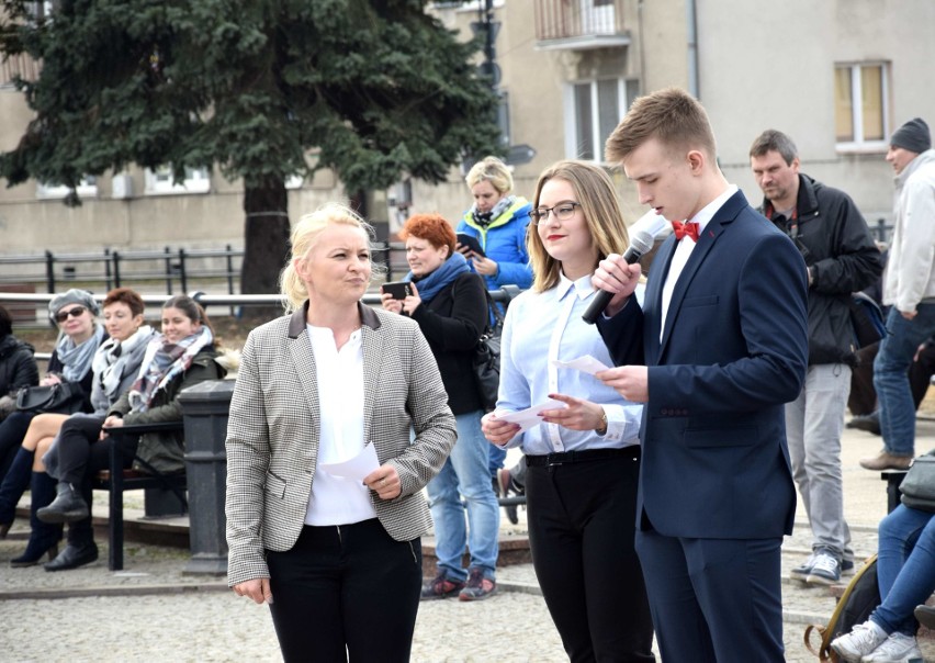 Maturzyści z I LO w Malborku zatańczyli poloneza w centrum miasta