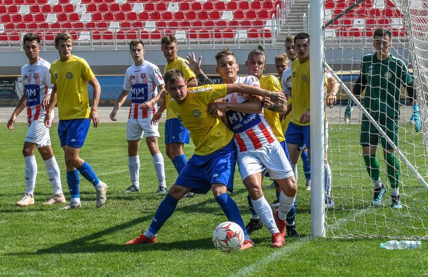 Biało-czerwoni pokonali rezerwy Elany 2:1 w meczu klasy...