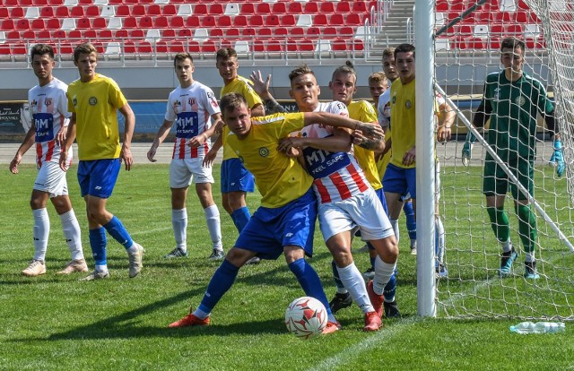 Biało-czerwoni pokonali rezerwy Elany 2:1 w meczu klasy okręgowej. Spotkanie lepiej zaczęli goście, którzy w 22. minucie wyszli na prowadzenie. Tuż przed przerwą do wyrównania doprowadził Krystian Born. 3 punkty zapewnił Polonii w 84. minucie Hubert Raczkowiak. ZOBACZ ZDJĘCIA ZE STADIONU PRZY UL. SPORTOWEJ >>>>>>>