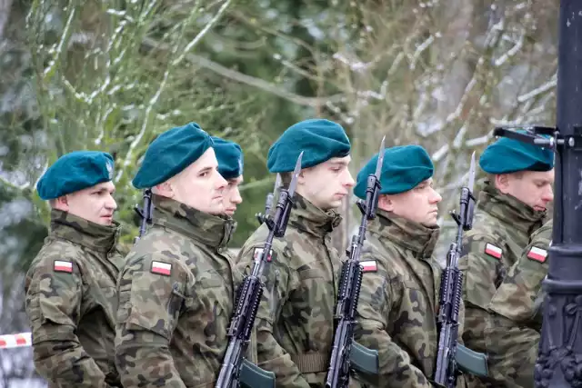 Ponad stu żołnierzy dobrowolnej zasadniczej służby wojskowej złożyło w sobotę, 10 lutego, przysięgę na placu przed Teatrem Dramatycznym w Białymstoku