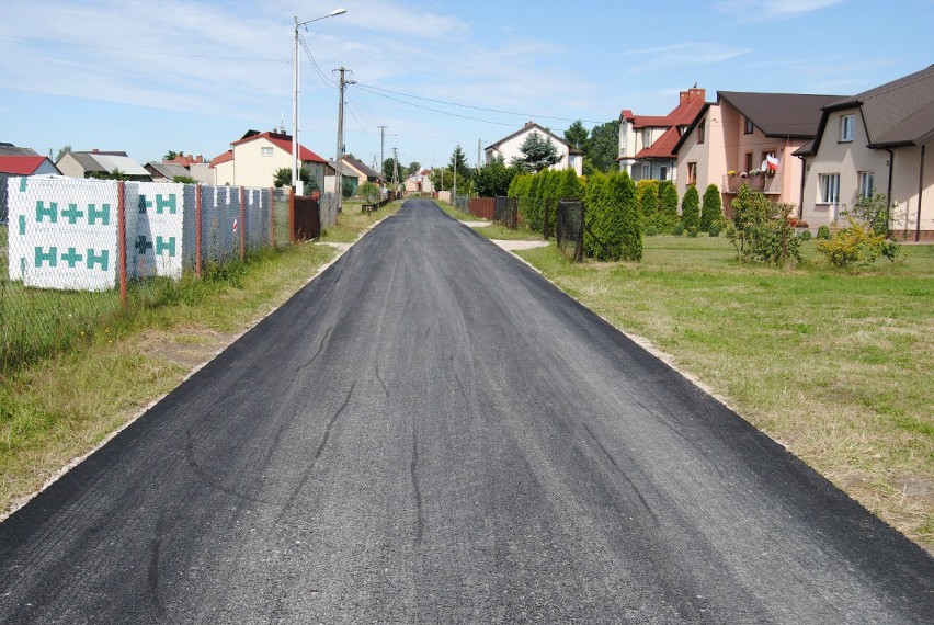 Jest wreszcie asfalt na ulicy księdza Henryka Witczyka w Kurzelowie. Polna droga stała się prawdziwą ulicą (ZDJĘCIA)