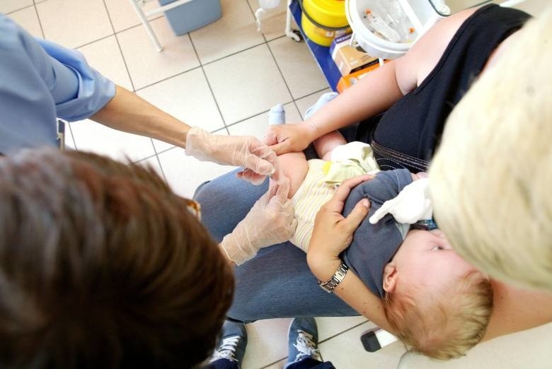 W Łodzi dotrzymanie obowiązku poddania dziecka szczepieniom...