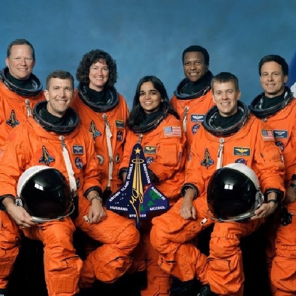 Załoga lotu STS-107: od lewej: Dave Brown, Rick Husband (dowódca), Laurel Clark, Kalpana Chawla (urodzona w Indiach), Mike Anderson, Willie McCool, Ilan Ramon.