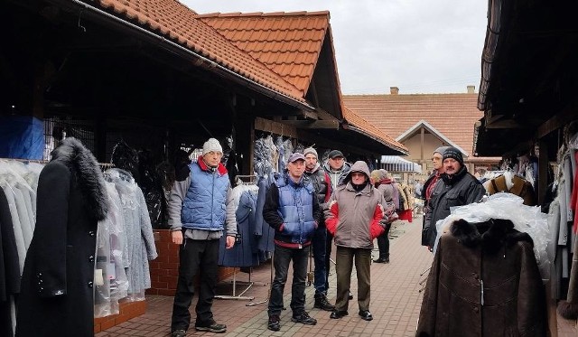 Sprzedawcy z targowiska w Strzelcach Opolskich bronią swoich miejsc pracyHandlowcy nie zgadzają się na likwidację boksów na targowisku.