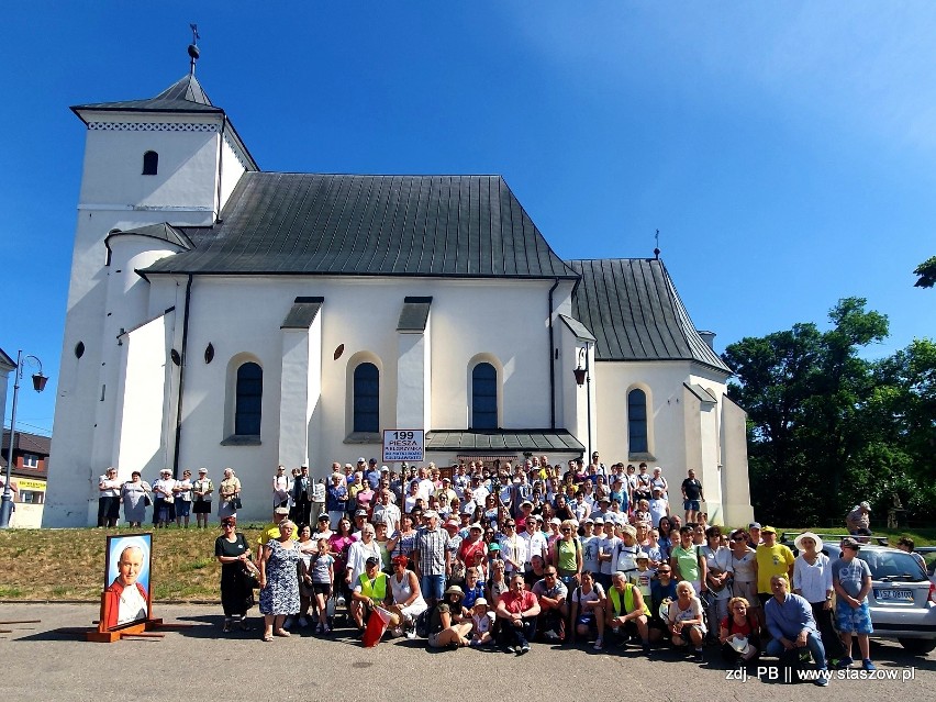 261 osób pielgrzymowało ze Staszowa do Sulisławic. Już po raz...199! (DUŻO ZDJĘĆ)  