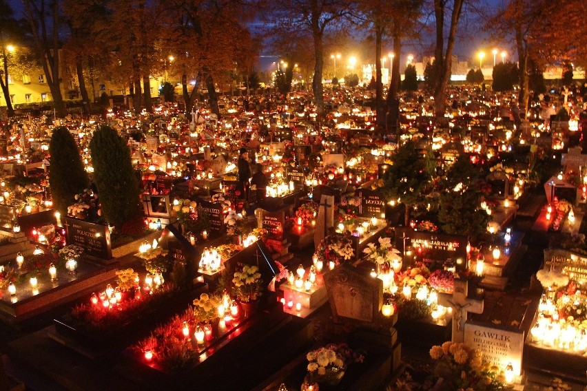 Rozświetlony cmentarz w Strzelcach Opolskich nocą [GALERIA]