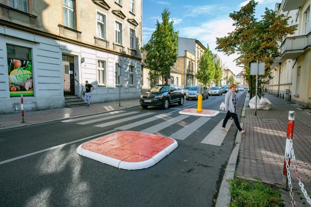 Kilka dni temu w centrum Bydgoszczy drogowcy umieścili tzw. wysepkę dla pieszych. Wyspa azylu znajduje się tuż przed skrzyżowaniem ulic Hetmańskiej i Sienkiewicza. Wyspa powstała, aby ułatwić pieszym przejście z jednej strony ulicy na drug. Teraz piesi mogą przekraczać jezdnię etapami. Nie jest to jednak dobra informacja dla kierowców, którzy narzekają na zwężenie jezdni.