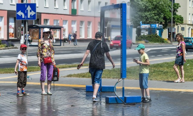 Nadal jest gorąco i mieszkańcy korzystają z deszczownic ustawionych na osiedlach - tu na Leśnym.