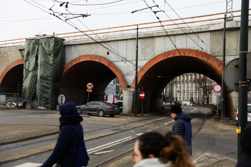 W ramach inwestycji poszerzany jest m.in. zabytkowy wiadukt...