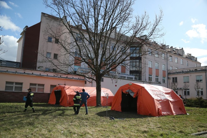 Namioty do segregacji pacjentów stanęły przy szpitalu przy Koszarowej