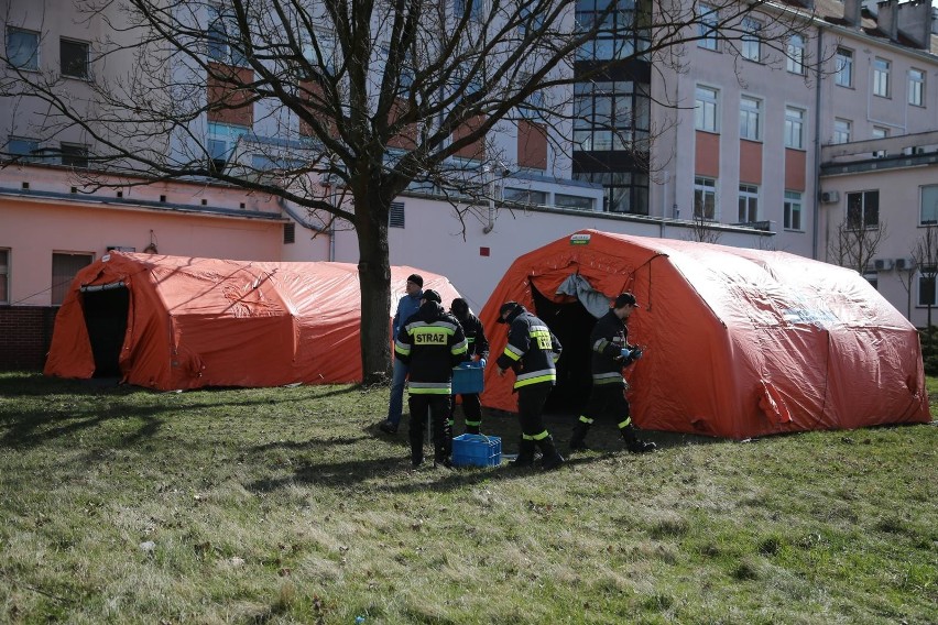 Namioty do segregacji pacjentów stanęły przy szpitalu przy Koszarowej