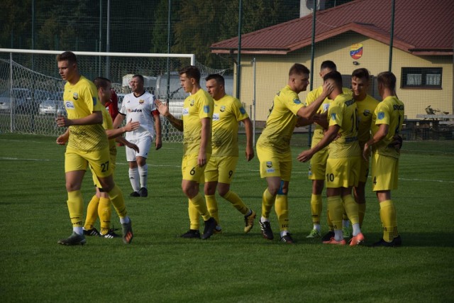 Piłkarze Enea Energii Kozienice (w żółtych strojach) zmierzyli się w środę z Pilicą Nowe Miasto.