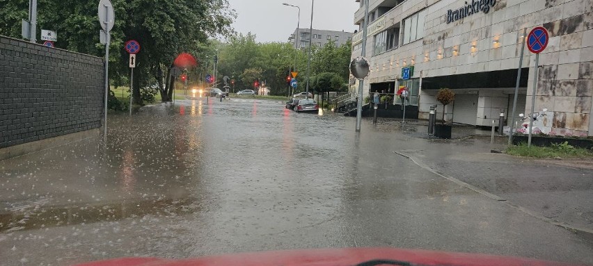 Białystok. Burza i ulewa nad miastem. Zalane ulice i chodniki. Wiele z nich było nieprzejezdnych 1.07.2021 [ZDJĘCIA] 