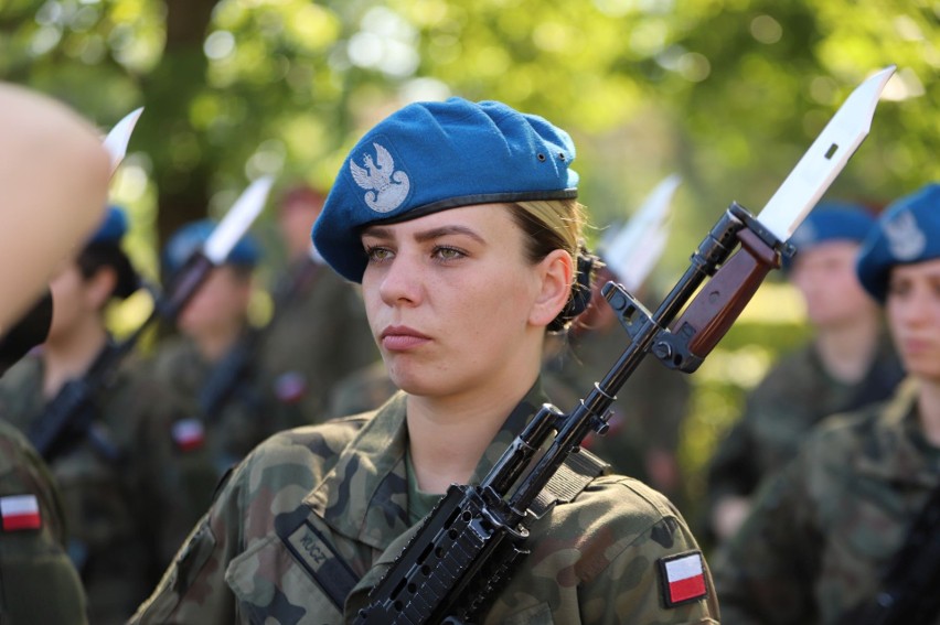 Uroczysta przysięga elewów dobrowolnej zasadniczej służby wojskowej na Bukówce w Kielcach. Zobacz zdjęcia