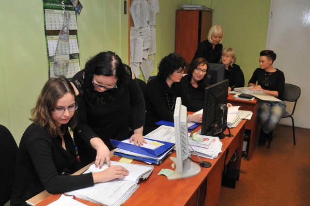 Pracownice Rejonowego Ośrodka Pomocy Społecznej Szwederowo w Bydgoszczy wczoraj pojawiły się w pracy ubrane na czarno.