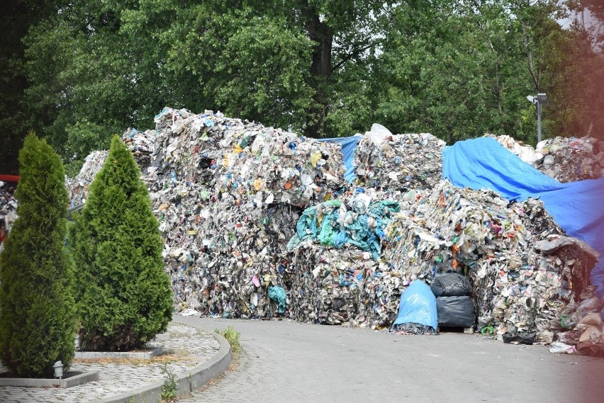 Sterty odpadów plastików, gum i szmat na terenie jednej z...