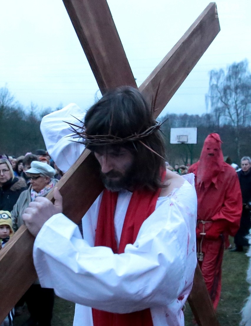 Wzruszająca inscenizacja drogi krzyżowej na Skolwinie