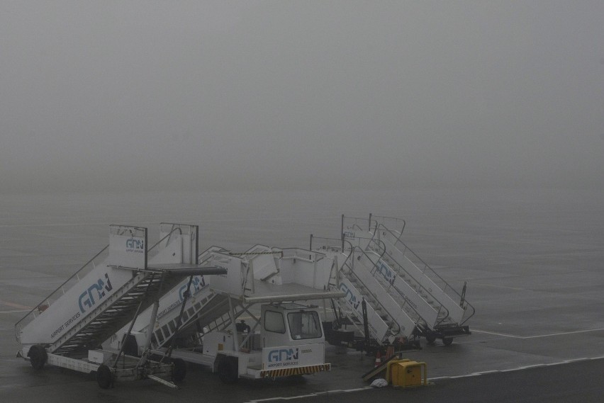 Lotnisko w Gdańsku. Z powodu mgły odwołano dwa loty. Są opóźnienia