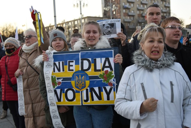 Demonstracja "Solidarni z Ukrainą" w Częstochowie.  Zobacz kolejne zdjęcia. Przesuwaj zdjęcia w prawo - naciśnij strzałkę lub przycisk NASTĘPNE