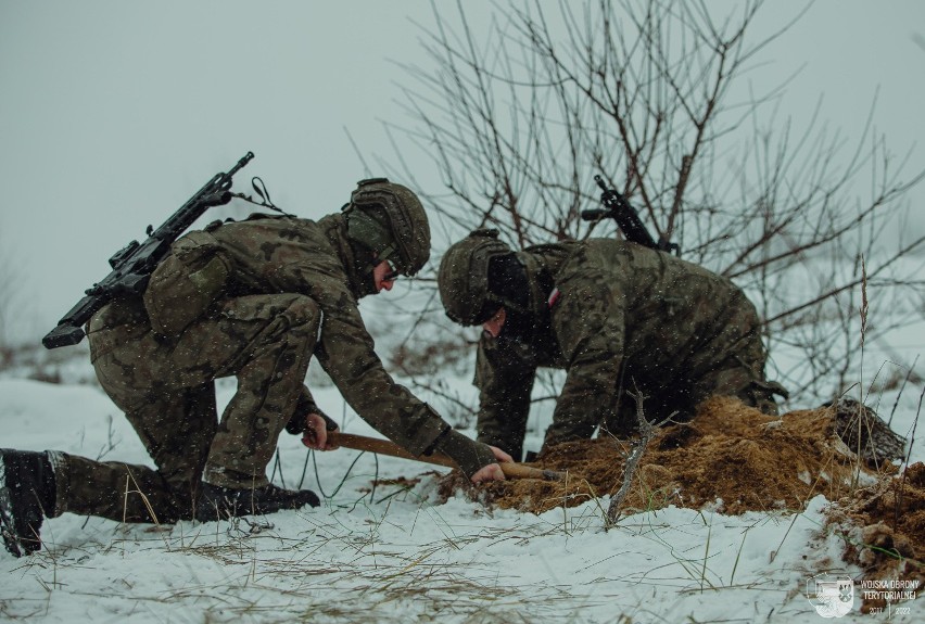 Podlascy terytorialsi. Efektowne ćwiczenia żołnierzy 1PBOT na poligonie w Orzyszu. Zobacz nagranie