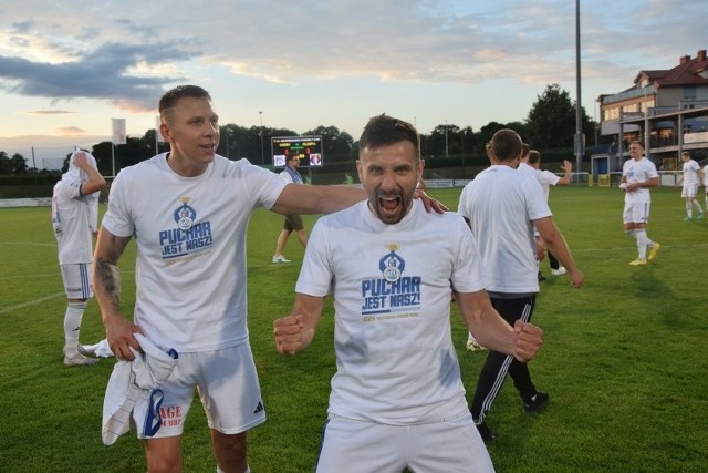 Adrian Karankiewicz (z lewej) i Maciej Makuszewski sięgnęli wraz z kolegami  z Wigier po podwójną koronę - Regionalny Puchar Polski i triumf w IV lidze