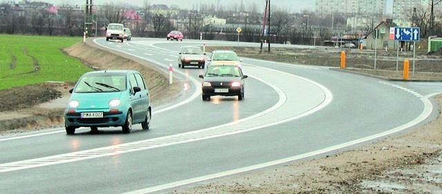 Wyremontowaną drogą jeździ się bezpieczniej, ale jak długo wytrzyma gorsza podbudowa? Na razie z jej powodu stanowisko stracił dyrektor.