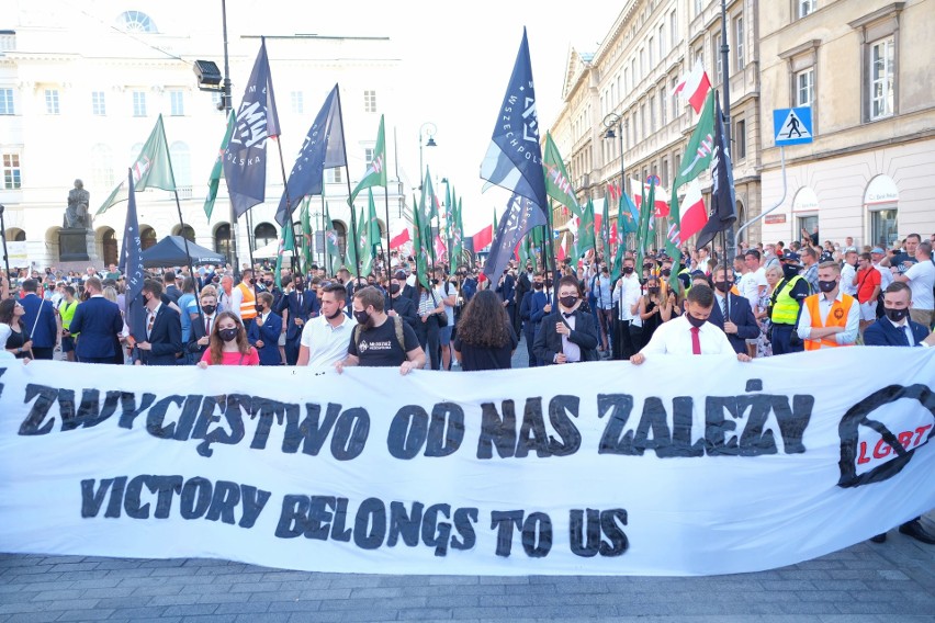 Warszawa: Marsz Zwycięstwa odbył się mimo zakazu. Narodowcy...