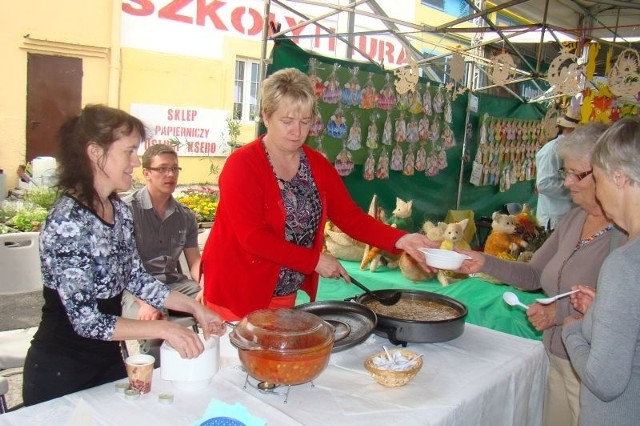 Lidia Osika (od lewej) i Ludwina Napierała z KGW w Nowym Kramsku częstują regionalnymi flaczkami. Cieszyły się one ogromnym powodzeniem.