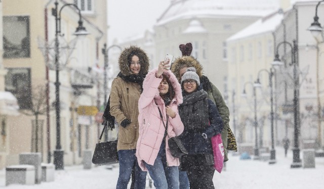 Zima na dobre zagościła w Rzeszowie. W sobotę praktycznie przez cały dzień pada śnieg, na drogach panują trudne warunki do jazdy. Zobaczcie galerię zdjęć z zaśnieżonej stolicy Podkarpacia.