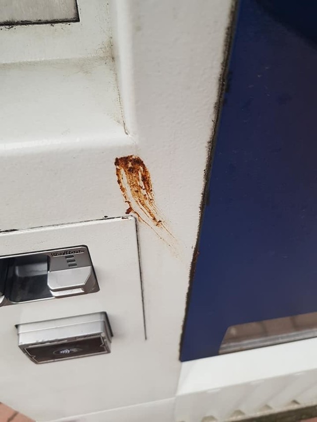 Automat biletowy ubrudzony fekaliami