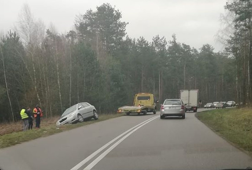 Jeden samochód dachował w okolicy miejscowości Tryczówka, a...