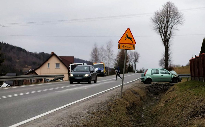 Groźny wypadek na DK 28 pod Mszaną Dolną. Osobówka wyrzuciła dostawczaka z drogi