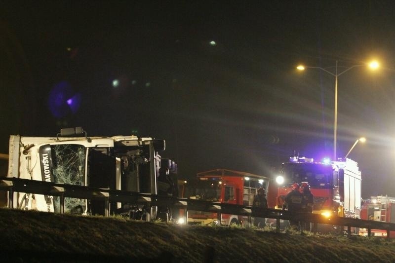 Wypadek na AOW. Przewróciła się ciężarówka