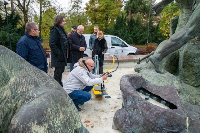 - Jesteśmy zaniepokojeni, bo na rzeźbach są widoczne plamy rdzy - mówi nam Zdzisław Tylicki, wiceprezes Stowarzyszenia Bydgoskiej Fontanny Potop. 