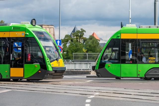 1 sierpnia zamknięte zostały kolejne odcinki tras tramwajowych w Poznaniu. Bimby nie jeżdżą na odcinku od ronda Śródka do placu Wielkopolskiego. Tramwaje zniknęły także z ulicy Głogowskiej na odcinku od mostu Dworcowego aż do pętli na Górczynie. Uruchomiono autobusowe linie "za tramwaj".Sprawdź, jakimi trasami kursują tramwaje. Przejdź dalej --->