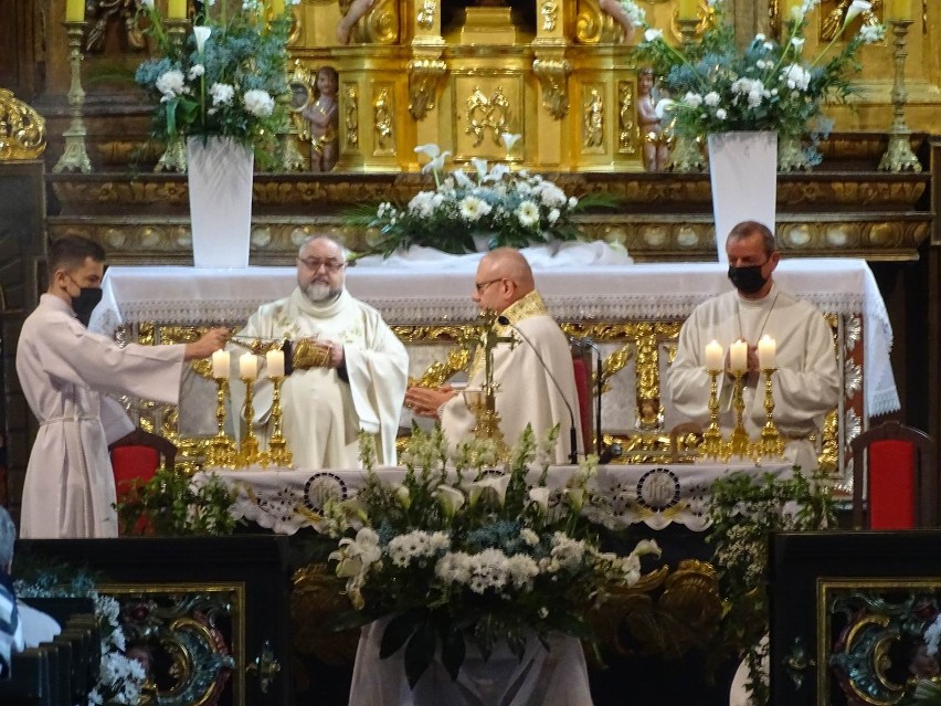 Procesja Bożego Ciała w farze, w Chełmnie. Wierni  przeszli...